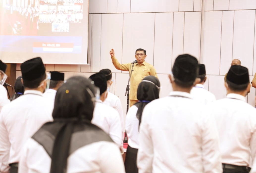 Kadisdik Aceh Serahkan SK Non PNS, Minta Pegawai Kerja Profesional