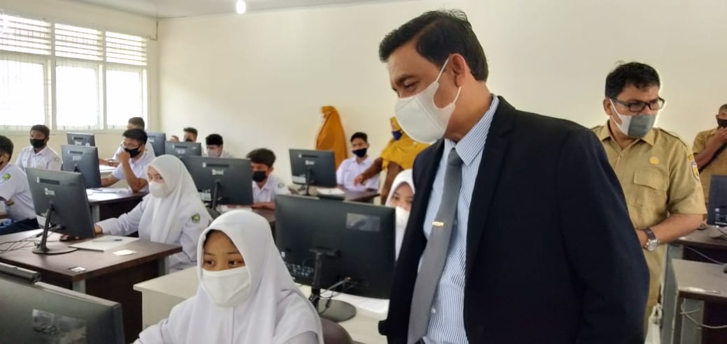 Kadisdik Pantau USBK di SMP Negeri 17 Banda Aceh