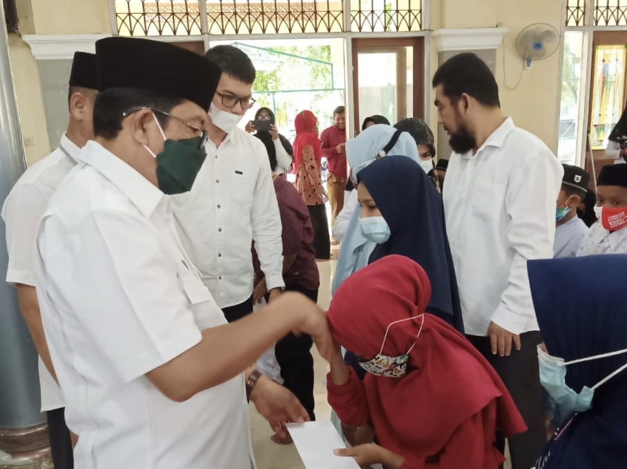Pengurus KKG Guru Kelas dan Mapel Umum MI Aceh Besar Santuni Yatim