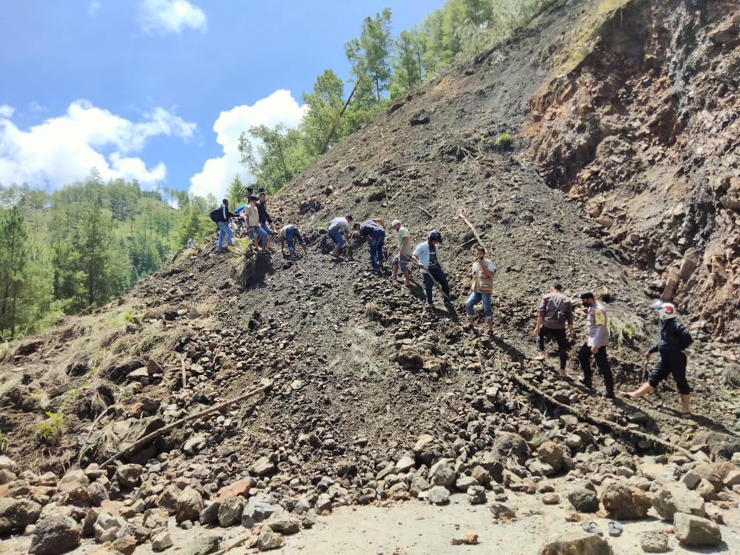 Jalan Lintas Gayo Lues - Aceh Timur Tertimbun Longsor