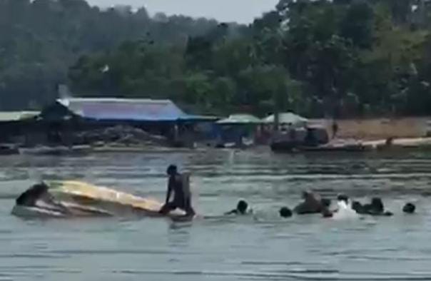 Berwisata Ke Warung Apung Perahu Penumpang Tenggelam di Waduk Kedung Ombo