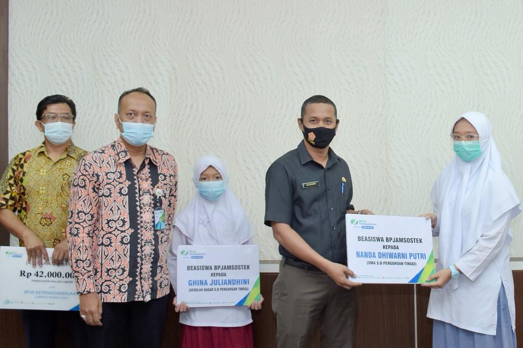 Wali Kota Sabang Serahkan Santunan dari BPJS Kepada Ahli Waris Mawarni Hamdan Sebesar Rp42 Juta