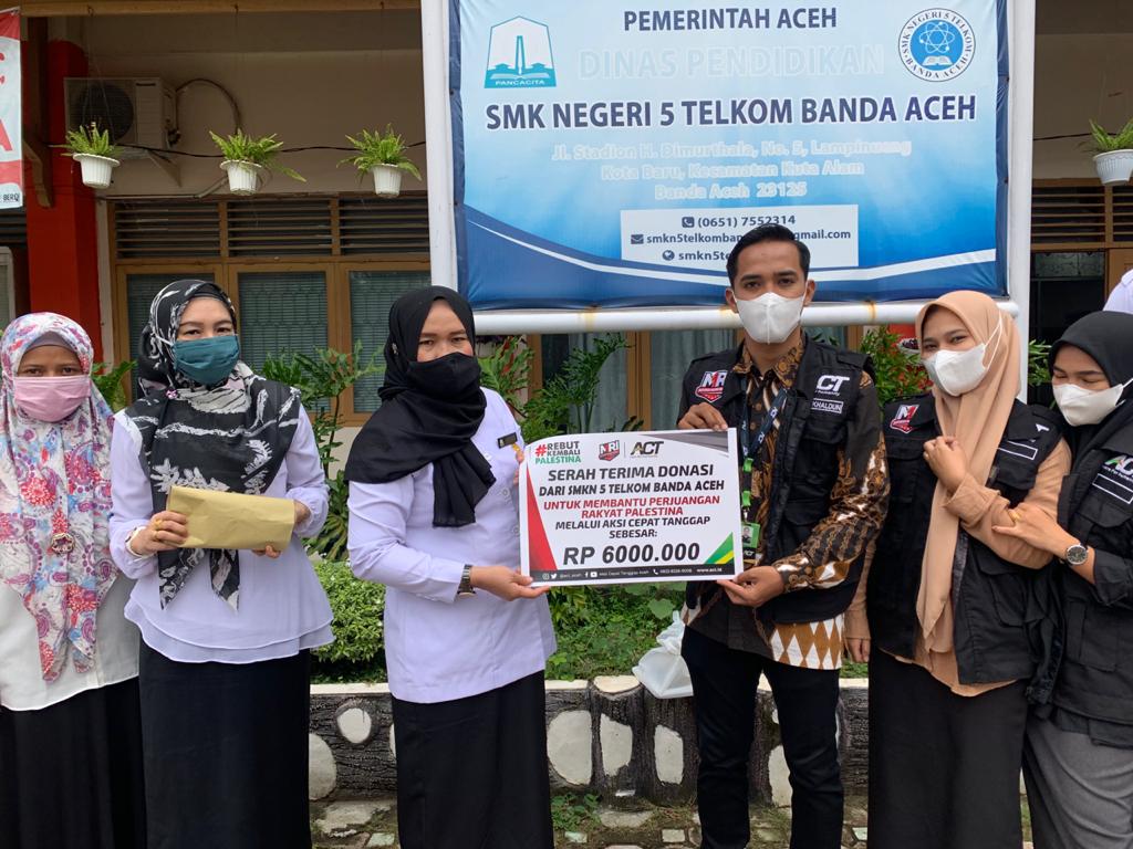 SMKN 5 Banda Aceh Serahkan Donasi Untuk Palestina