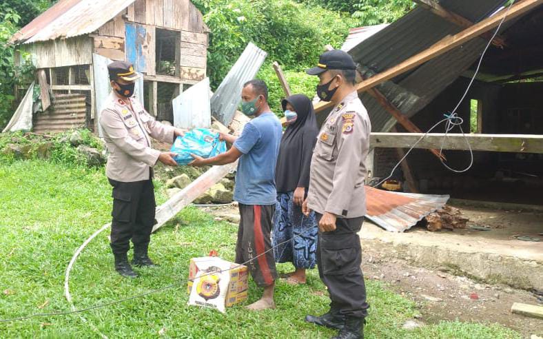 Wakapolres Sabang Serahkan Bantuan Kepada Masyarakat Korban Rumah Tertimpa Pohon