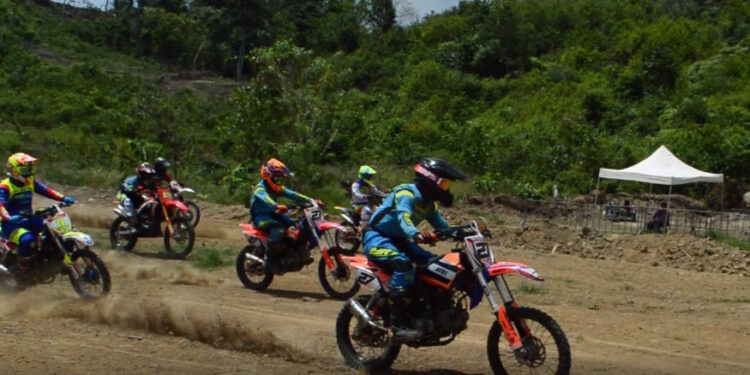Puluhan Pembalap Adu Cepat di Open Tournament Grasstrack