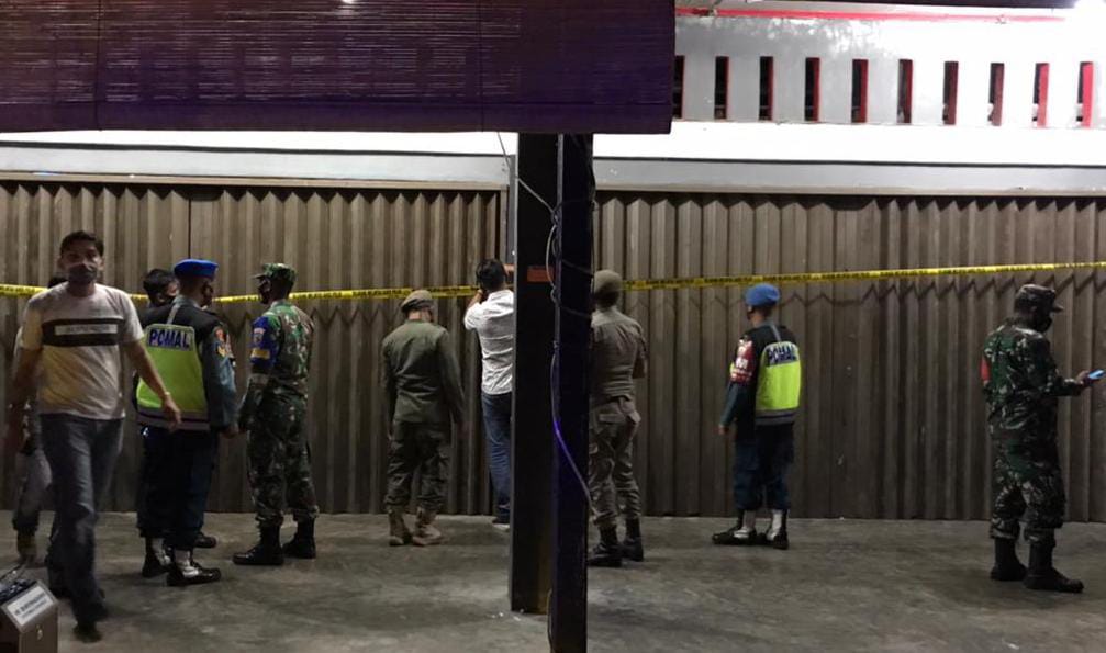 Tegakkan Disiplin Prokes, Petugas Segel Warung Kopi di Kota Sabang