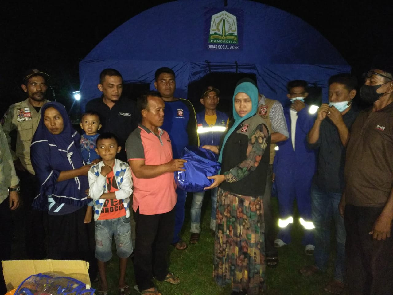 Dinsos Aceh Besar Serahkan Bantuan kepada Korban Kebakaran