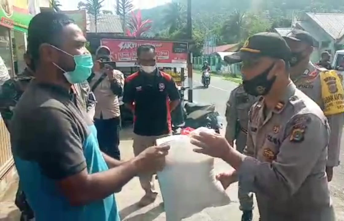 Hadapi PPKM Mikro, Polres Sabang Datangi Pedagang Kecil Berikan Bantuan Sembako