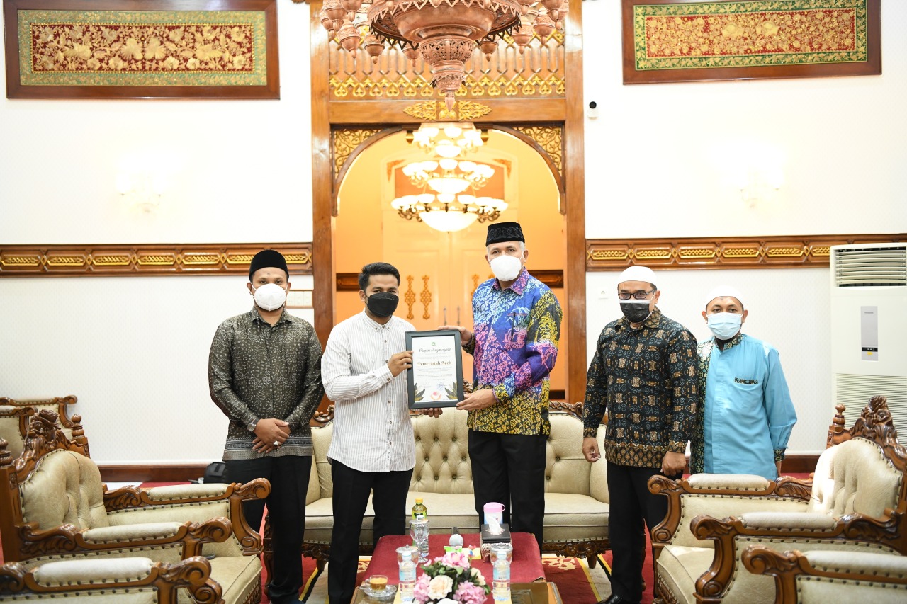 Keluarga Mahasiswa Aceh Mesir Berikan Penghargaan Kepada Gubernur Nova