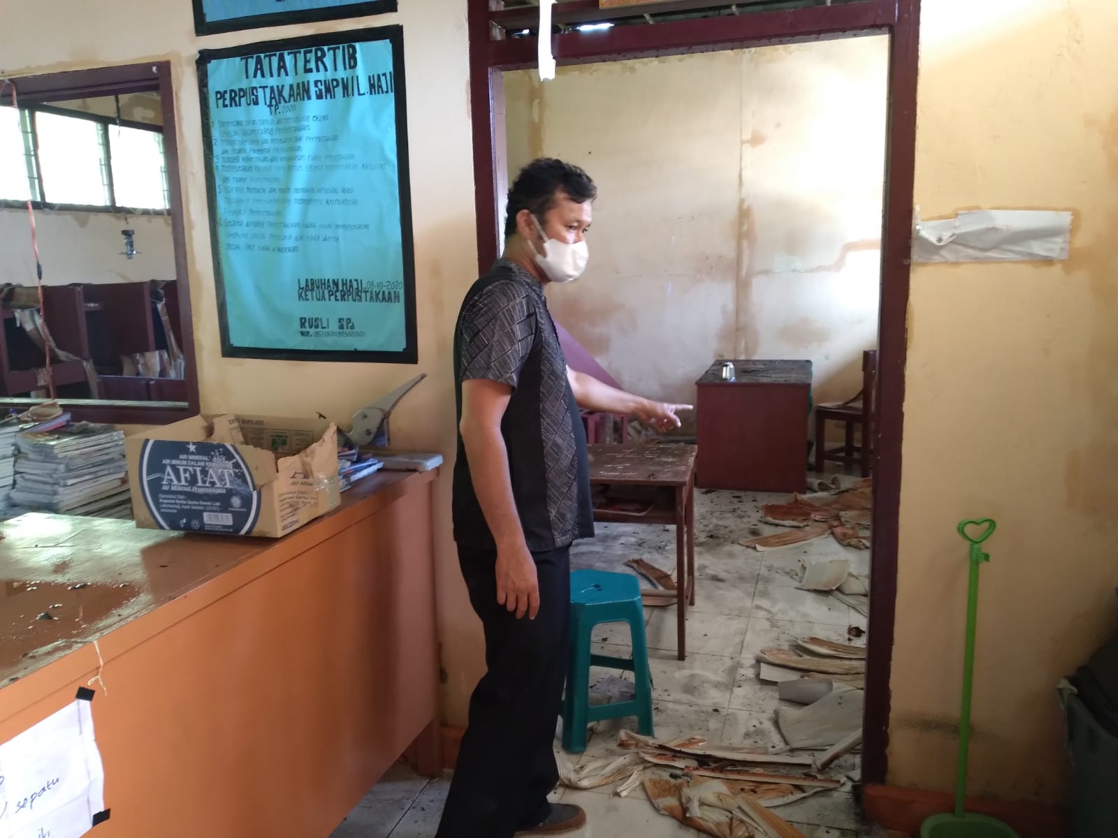 Petugas Identifikasi Kebakaran SMPN 1 Labuhhaji Tengah
