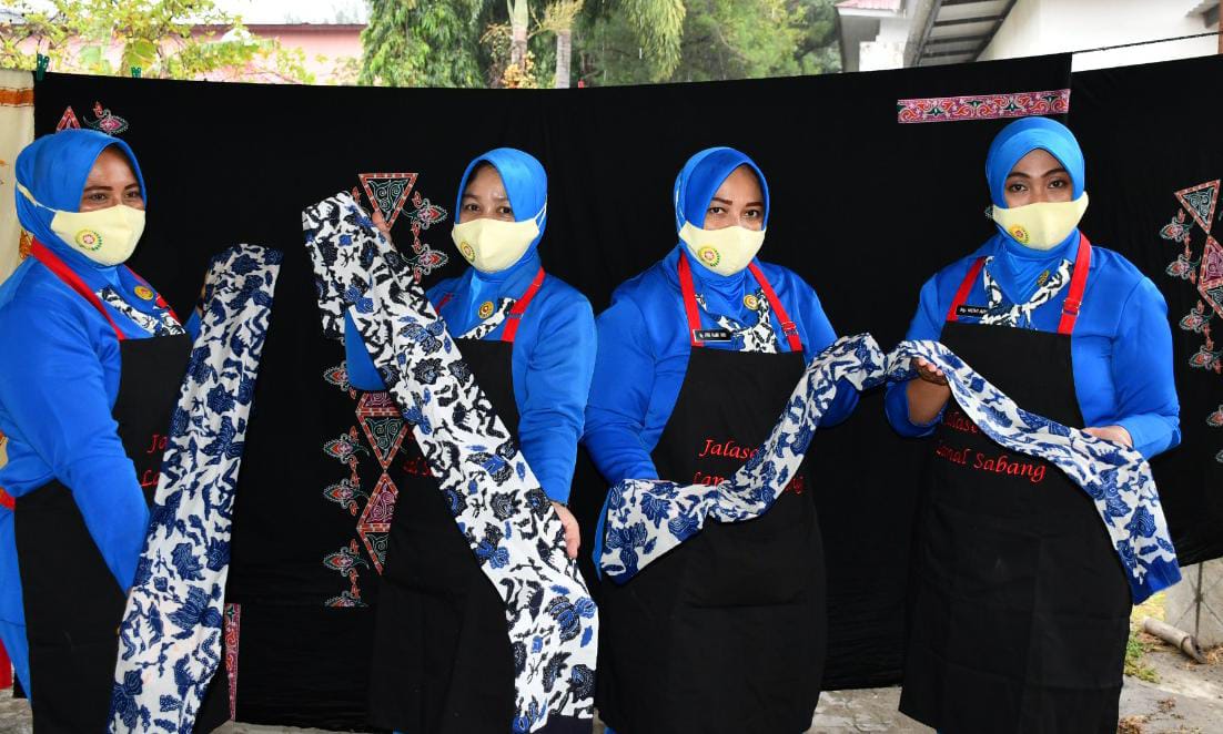 Ketua Cabang 3 Jalasenastri Lanal Sabang Kunjungi Rumah Batik Aceh