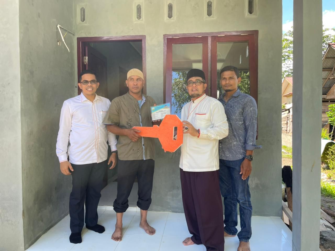 Anggota DPRA Serahkan Rumah Layak Huni untuk Keluarga Miskin