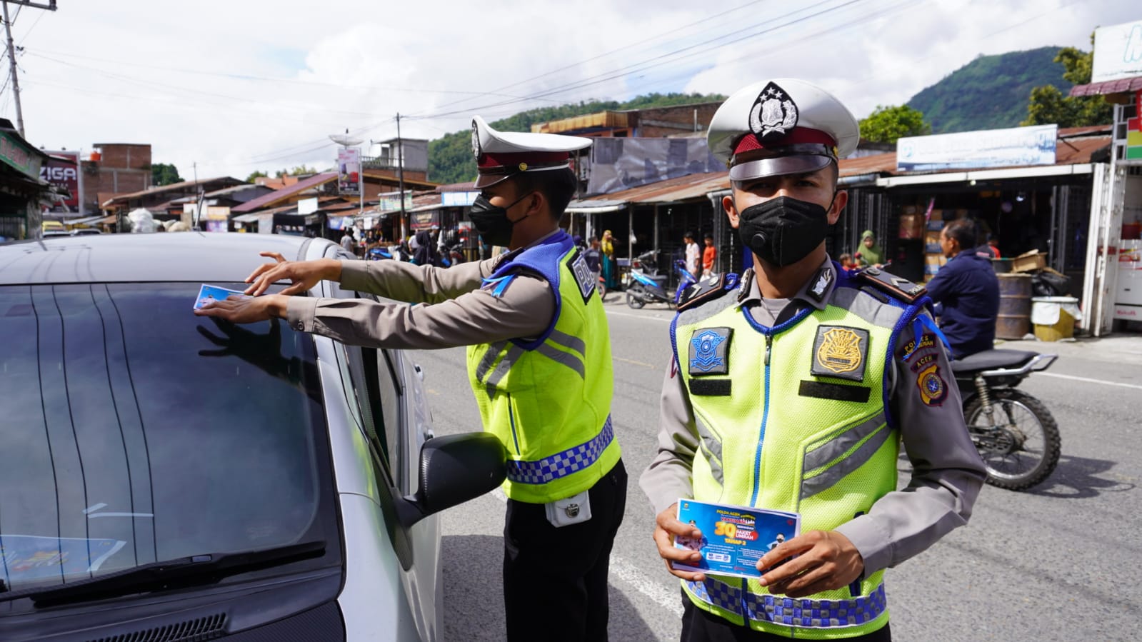 Personel Polres Bener Meriah Gencar Sosialisasi Vaksin, Lewat Media Hingga Tempel Sticker
