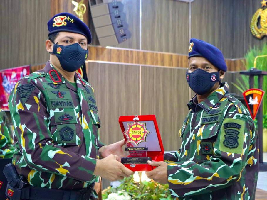 Wali Kota Sabang Dapat Baret dan Penghargaan Pada HUT Ke-76 Korps Brimob di Polda Aceh